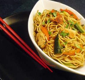 Spaghetti cinesi con pollo alla thai
