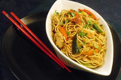 Spaghetti cinesi con pollo alla thai