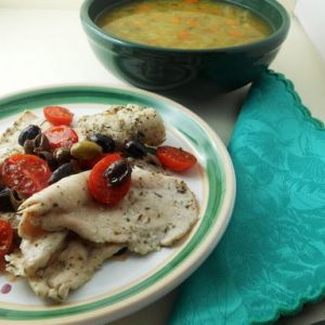 Zuppa di verdure e petto di pollo marinato con pomodorini
