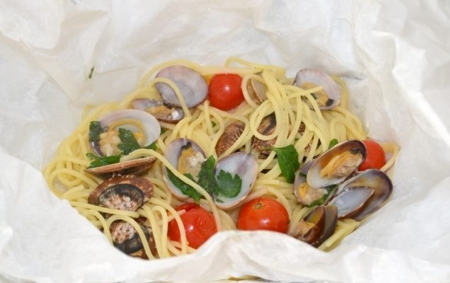 Spaghetti con le vongole al cartoccio