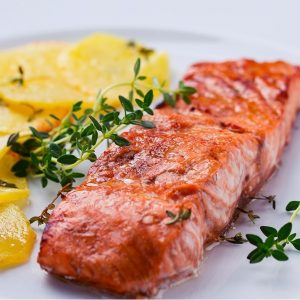 Salmone con patate e aceto balsamico.