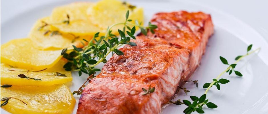 Salmone con patate e aceto balsamico.