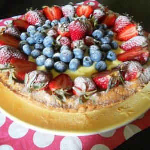 Crostata alla crema con fragole e mirtilli