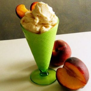 Gelato allo yogurt e pesca