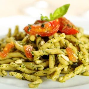 pasta italiana strozzapreti con pesto genovese e pomodori