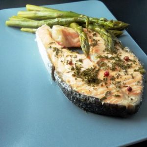 Salmone con asparagi al vapore