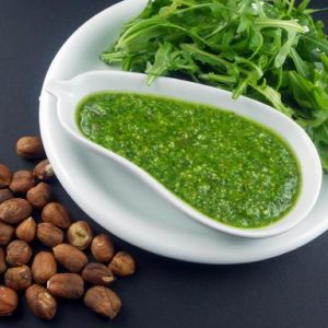 Salsa alla rucola con nocciole