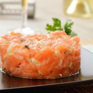 Tartare di salmone crudo con pinoli e sedano