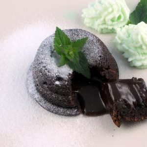 Tortino dal cuore morbido di fondente con panna alla menta