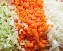 soffritto di sedano, carota e cipolla sul tagliere con coltello